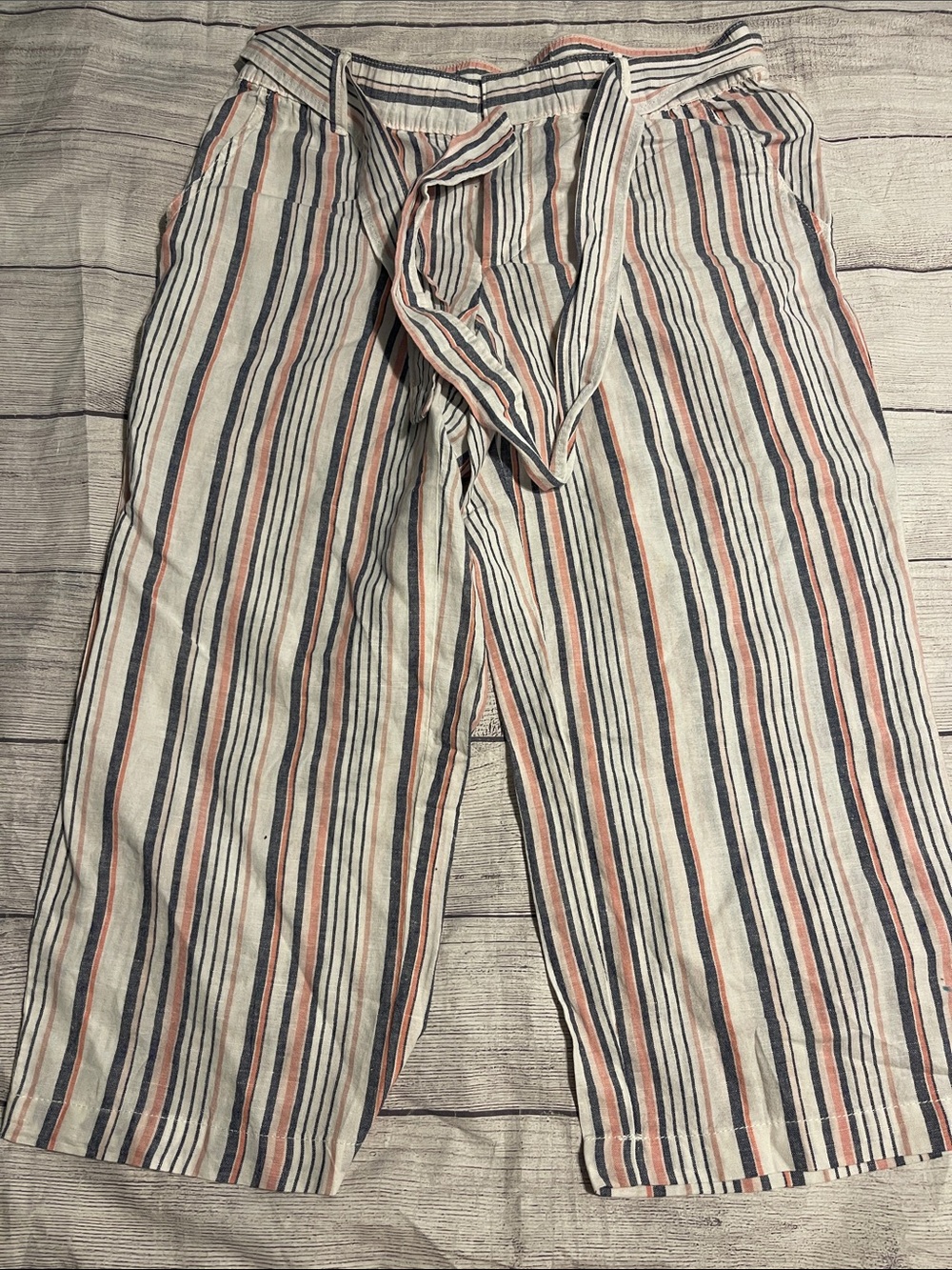 Liz Claiborne womens Striped capris white blue pink stripe size M